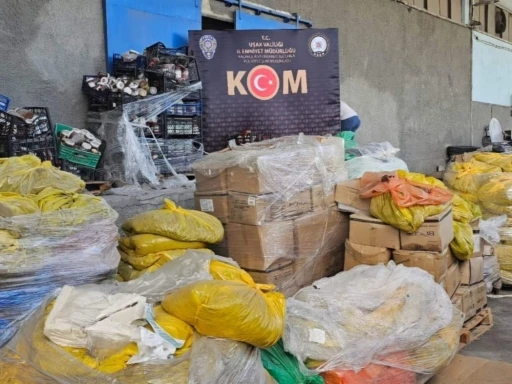 Uşak&rsquo;ta 30 ton bozuk ve tarihi ge&ccedil;miş gıda ele ge&ccedil;irildi
