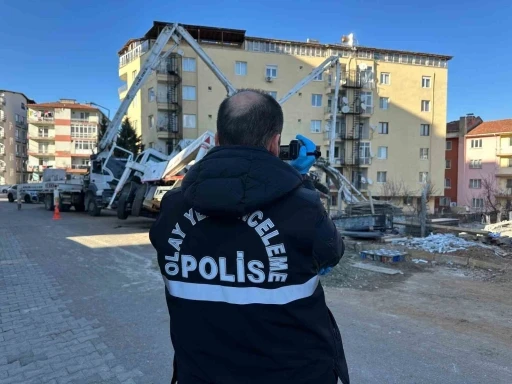 Uşak&rsquo;ta beton pompası yan yattı: Altında kalan iş&ccedil;i hayatını kaybetti
