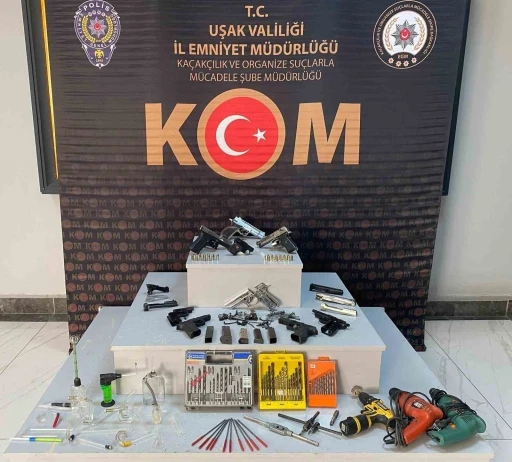 Uşak’ta çok sayıda ruhsatsız silah ele geçirildi
