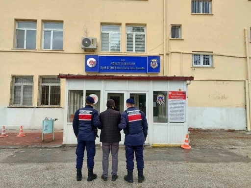 Uşak&rsquo;ta depodan 9 &ccedil;uval &ccedil;&ouml;rekotu &ccedil;alan ş&uuml;pheli tutuklandı
