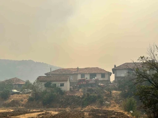 Uşak’ta havadan ve karadan müdahale edilen orman yangınında 1 köy tahliye ediliyor
