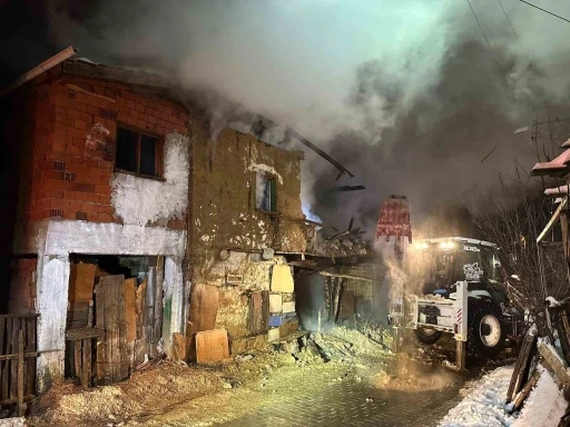 Uşak&rsquo;ta iki katlı ev yangında k&uuml;le d&ouml;nd&uuml;: Karı-koca dumandan etkilendi
