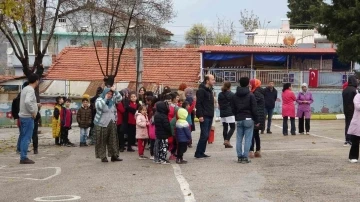 Uşak&rsquo;ta ilkokulda &ccedil;ıkan yangında 1 kişi dumandan etkilendi
