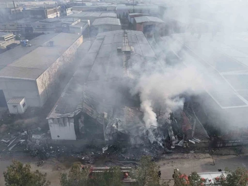 Uşak&rsquo;ta iplik fabrikasında &ccedil;ıkan yangın b&uuml;y&uuml;meden s&ouml;nd&uuml;r&uuml;ld&uuml;
