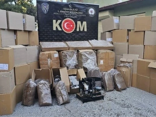 Uşak&rsquo;ta ka&ccedil;ak t&uuml;t&uuml;n ve makaron operasyonu
