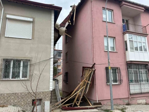 Uşak&rsquo;ta kuvvetli fırtına hayatı olumsuz etkiledi
