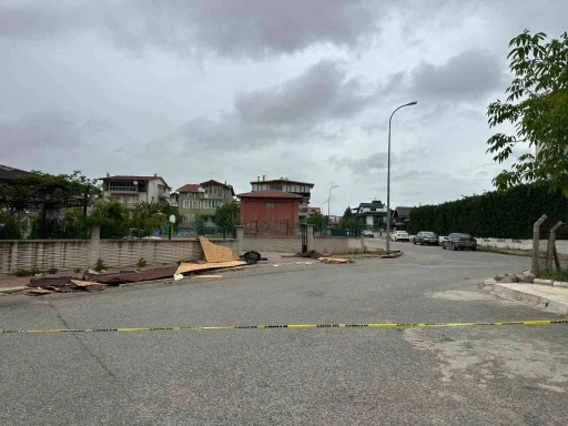 Uşak&rsquo;ta kuvvetli fırtına hayatı olumsuz etkiledi
