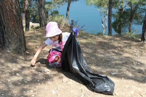 Uşak’ta minik eller gelecekleri için atık topladı
