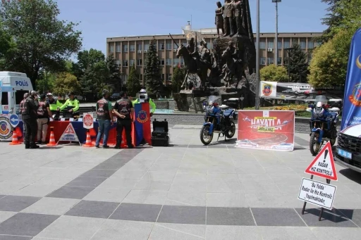 Uşak’ta öğrencilere kırmızı düdük dağıtıldı
