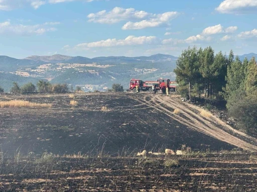 Uşak&rsquo;ta ormanlık alana sı&ccedil;rayan yangın s&ouml;nd&uuml;r&uuml;ld&uuml;
