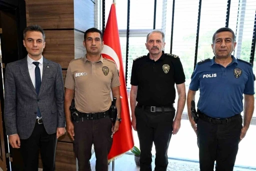 Uşak&rsquo;ta &ouml;rnek davranış sergileyen &ccedil;arşı ve mahalle bek&ccedil;isine teşekk&uuml;r belgesi
