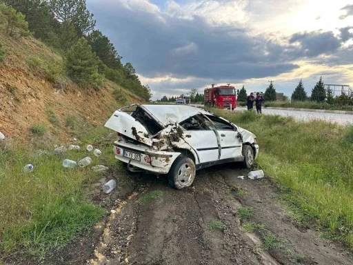 Uşak&rsquo;ta otomobil şarampole devrildi: 3 yaralı
