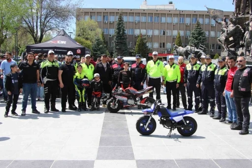 Uşak’ta polis ve jandarma ekiplerinden motosiklet sürücülerine farkındalık eğitimi
