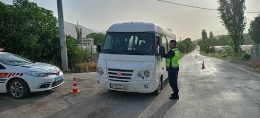 Uşak&rsquo;ta polis ve jandarmadan okul &ccedil;evreleri ve servislere sıkı denetim
