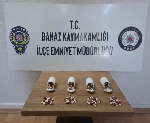 Uşak&rsquo;ta polisten ka&ccedil;an ara&ccedil;tan atılan poşette 197 adet sentetik ecza hapı ele ge&ccedil;irildi
