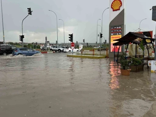 Uşak&rsquo;ta sağanak yağış bazı b&ouml;lgelerde etkili oldu
