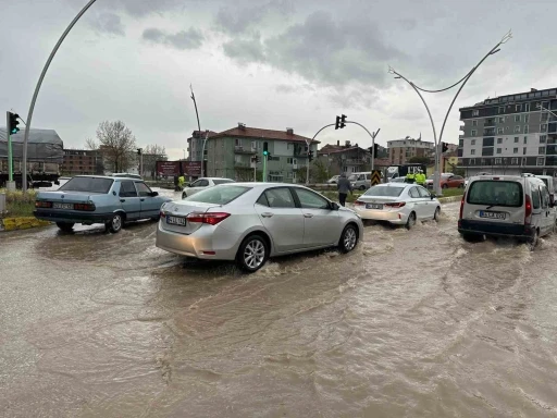 Uşak’ta sağanak yağış yolları göle çevirdi
