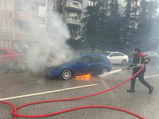 Uşak&rsquo;ta seyir halindeki otomobil alev aldı
