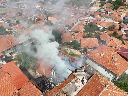 Uşak&rsquo;ta tek katlı evde &ccedil;ıkan yangın s&ouml;nd&uuml;r&uuml;ld&uuml;
