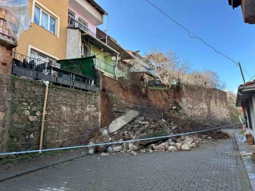 Uşak&rsquo;ta yağış sonrası istinat duvarı &ccedil;&ouml;kt&uuml;, toprak kayması yaşandı: 3 ev tahliye edildi
