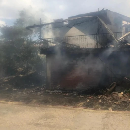 Uşak’ta yangında 3 ev zarar gördü
