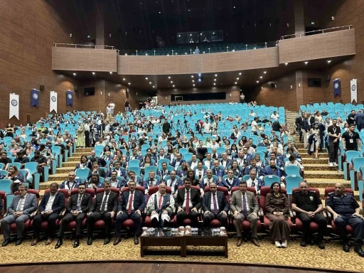 Uşak &Uuml;niversitesi mezunlarını mesleki yaşama uğurladı

