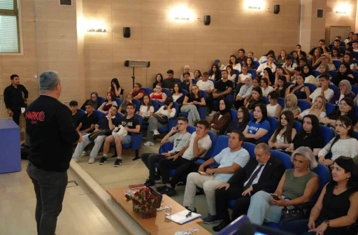 Uşak Üniversitesi öğrencilerine bağımlılıkla mücadeleyi anlattı
