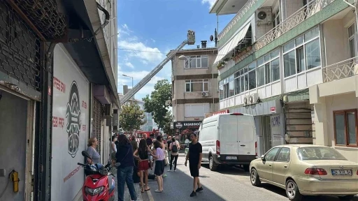 Üsküdar’da 3 katlı binanın çatısında yangın çıktı
