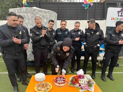 &Uuml;sk&uuml;dar&rsquo;da anaokulu &ouml;ğrencilerinden polislere "Okulu bastılar" ihbarlı s&uuml;rpriz kutlama
