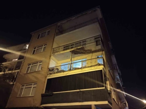 &Uuml;sk&uuml;dar&rsquo;da binanın balkonunda kısmi &ccedil;&ouml;kme meydana geldi

