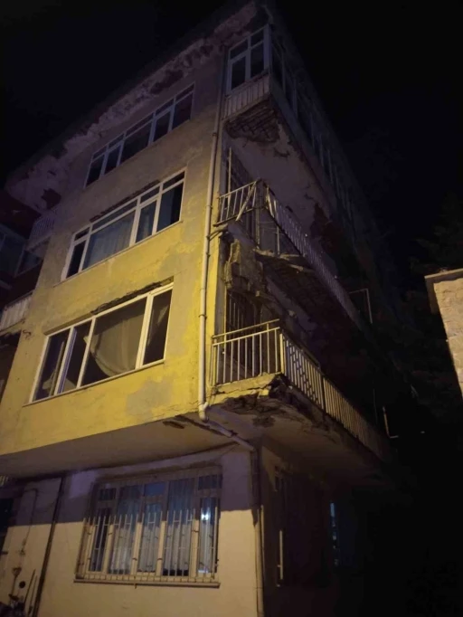 &Uuml;sk&uuml;dar&rsquo;da d&ouml;rt katlı binanın balkonu &ccedil;&ouml;kt&uuml;
