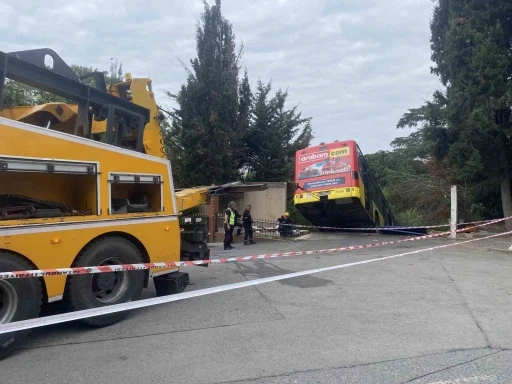 Üsküdar’da el freni çekilmeyen İETT otobüsü sitenin duvarını yıktı

