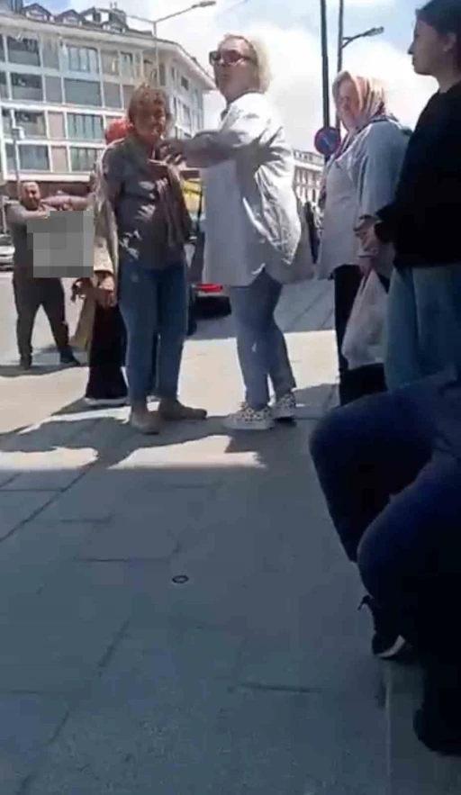 &Uuml;sk&uuml;dar&rsquo;da fast-food zinciri protestosunda gerginlik
