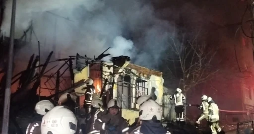 &Uuml;sk&uuml;dar&rsquo;da iki katlı metruk bina alev alev yandı
