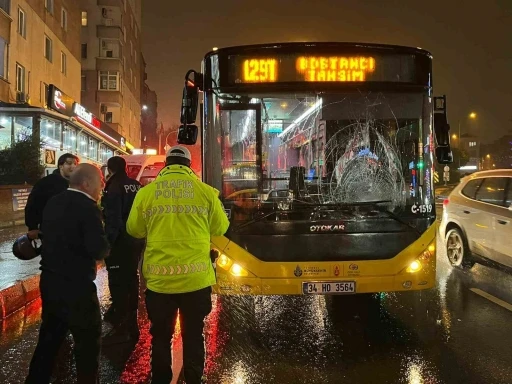 &Uuml;sk&uuml;dar&rsquo;da kırmızı ışıkta ge&ccedil;en yayaya İETT otob&uuml;s&uuml; &ccedil;arptı
