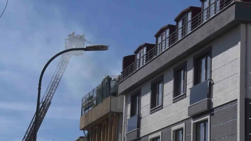 &Uuml;sk&uuml;dar&rsquo;da korkutan &ccedil;atı yangını
