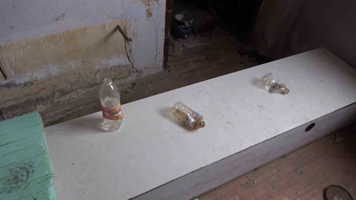 &Uuml;sk&uuml;dar&rsquo;da metruk binadaki uyuşturucu kullanımı mahalle sakinlerini tedirgin ediyor

