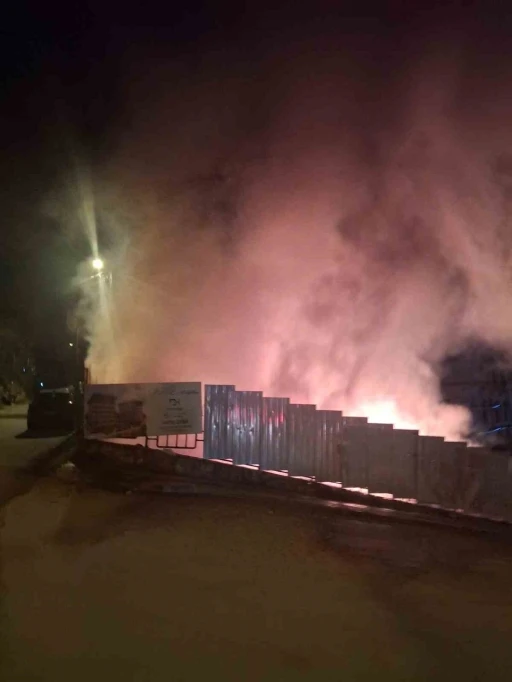 &Uuml;sk&uuml;dar&rsquo;da şantiyede iş&ccedil;ilerin kaldığı konteynerlerde yangın
