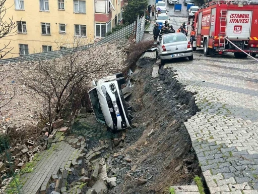 &Uuml;sk&uuml;dar&rsquo;da yol &ccedil;&ouml;kt&uuml;: Otomobil &ccedil;ukura d&uuml;şt&uuml;
