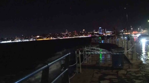 &Uuml;sk&uuml;dar Sahili&rsquo;nde dev dalgalar oluştu
