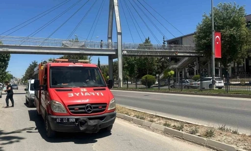 Üst geçidi kullanmayan şahıs demir korkulukta sıkıştı
