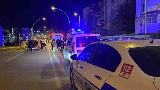 Üst geçitte otomobil ile hafif ticari araç çarpıştı: 1 yaralı
