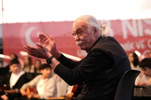 Usta sanat&ccedil;ı Cahit Berkay gen&ccedil;lerle aynı sahneyi paylaştı
