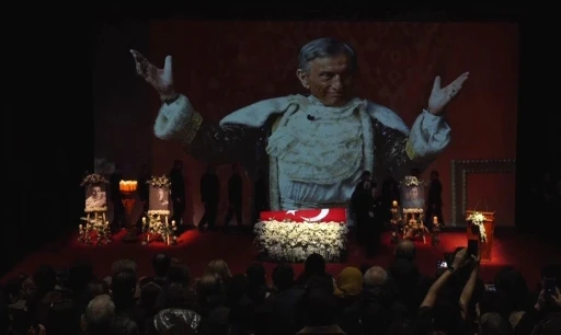 Usta tiyatrocu Haldun Dormen i&ccedil;in Harbiye&rsquo;de t&ouml;ren d&uuml;zenlendi
