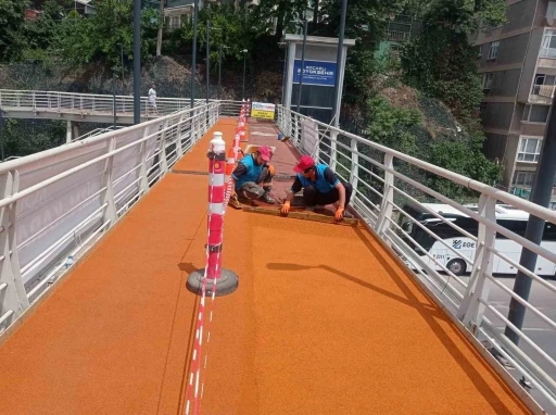Üstgeçitlerin zemin kaplaması değiştiriliyor
