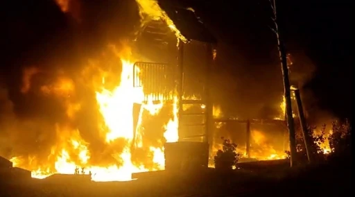 &Uuml;ş&uuml;memek i&ccedil;in ateş yaktılar, &ccedil;ocuk parkını k&uuml;le &ccedil;evirdiler
