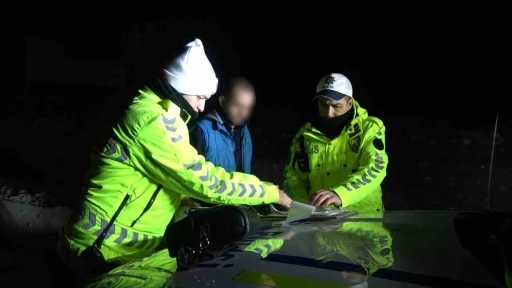 Uygulama noktasına gelmeden otomobilini park etti, s&uuml;r&uuml;c&uuml;n&uuml;n kendisi olmadığını iddia etti
