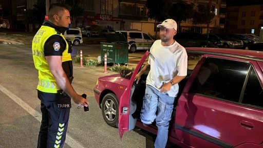 Uygulamada alkoll&uuml; yakalanan s&uuml;r&uuml;c&uuml;n&uuml;n ehliyetine el konuldu
