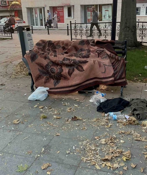 Uyuduğu bankta battaniyenin altından cansız bedeni &ccedil;ıktı
