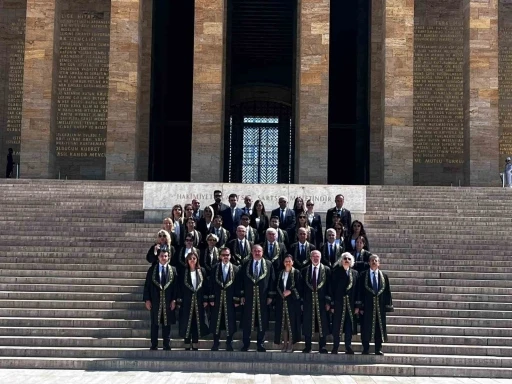 Uyuşmazlık Mahkemesi Başkanı G&uuml;le&ccedil;, Anıtkabir&rsquo;i ziyaret etti
